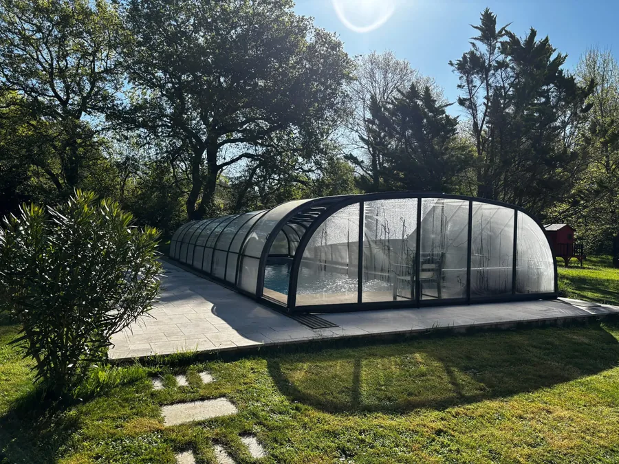 Abri de piscine installé par Pornic Piscines