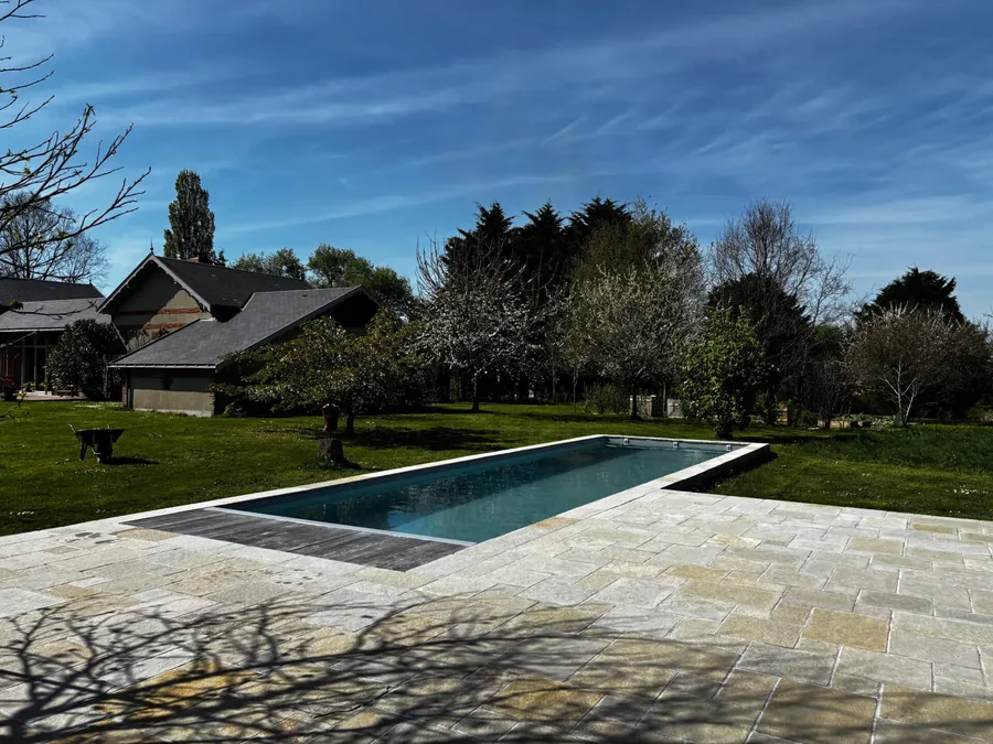 Piscine et terrasse en pierre réalisées par Pornic Piscines