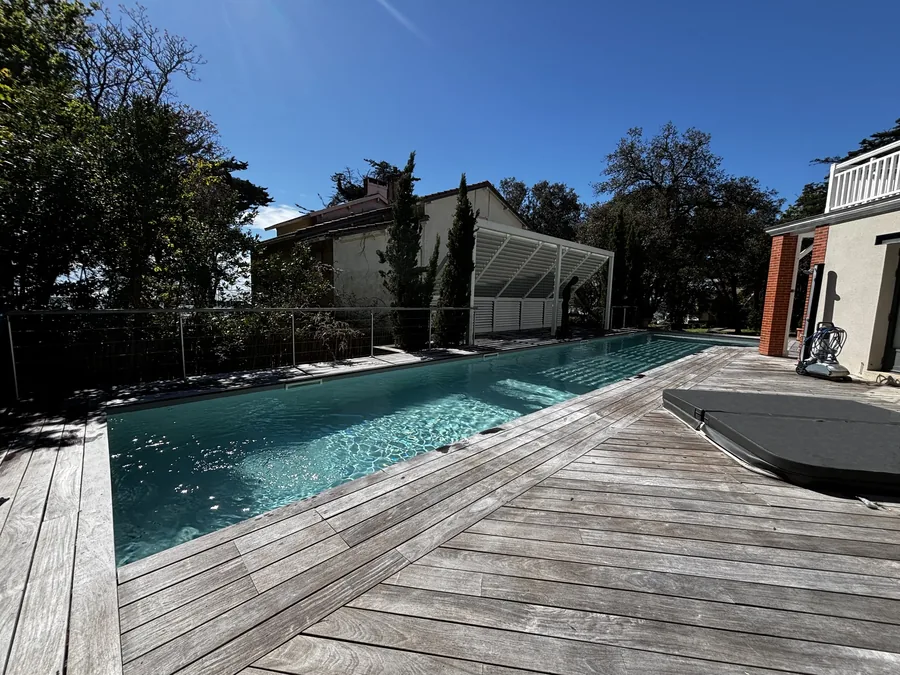 Piscine et terrasse en bois construites par Pornic Piscines