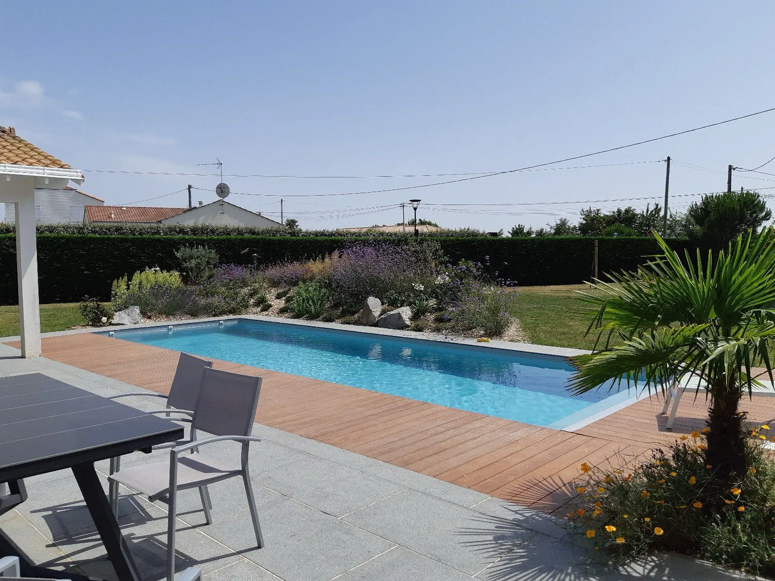 Piscine longue avec terrasse construite par Pornic Piscines